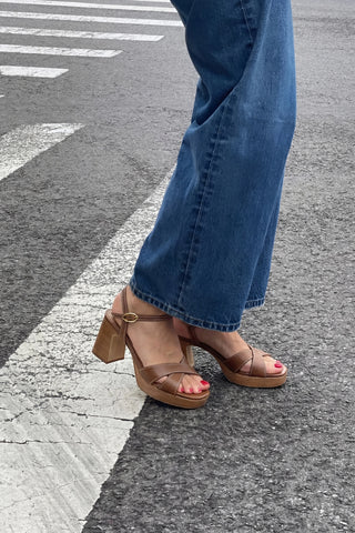 Bianca Low Sandal Caramel Leather Sandal Larroudé