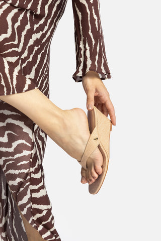 Gaia Low Wedge In Beige Raffia Sandal Larroudé